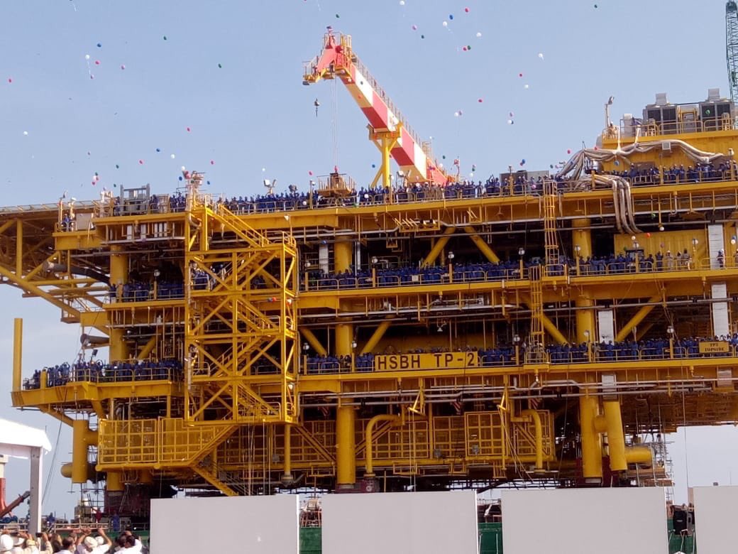 مشاريع عمان |
ميناء صحار يحتفل بـ اطلاق منصة استخراج النفط لشركة #ارامكو السعودية والتي قامت شركة ' ال تي (Lt) ' بصناعتها بكل فخر .
ويبلغ عدد طلبات الشركة 8 منصات ،وتقدر تكلفتها بأكثر من 2 مليار دولار .