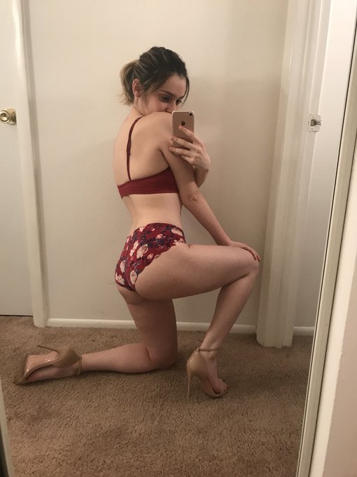 The extra-est poses https://t.co/CSIy3wdDMP<a href="/tag/mvsales"class="tags"><span>#mvsales</span></a>