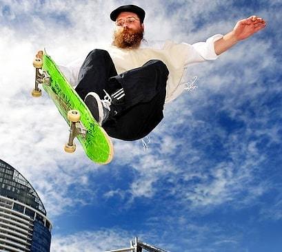 trEastSB's tweet photo. Happy Hanukkah from the skating Rabbi! https://t.co/DrvJ31cPwu https://t.co/qAh9tbj7zr