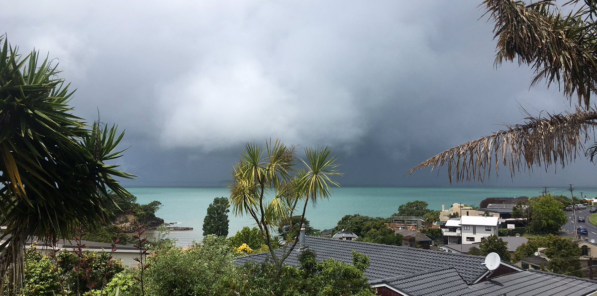 Little stormy on the North Shore, Auckland. <a href="/MetService/">MetService</a> <a href="/danielcorbetttv/">Daniel Corbett</a> <a href="/NiwaWeather/">NIWA Weather</a>