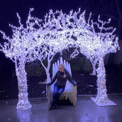 Cemily2020's tweet image. The cold never bothered me anyway❄️ #NewProfilePic #Elsavibes #TheHappiestSeasonOfAll