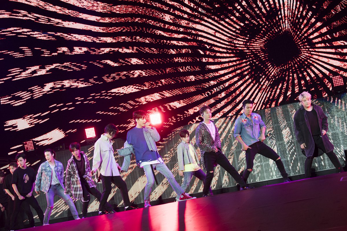 SJofficial's tweet photo. 📰 #슈퍼주니어 '#슈퍼쇼', 누적관객수 200만 돌파 '10년 글로벌♥'
https://t.co/rlijYiOHHz

#SUPERJUNIOR #SUPERSHOW #LabelSJ https://t.co/oXyWtaWdEU