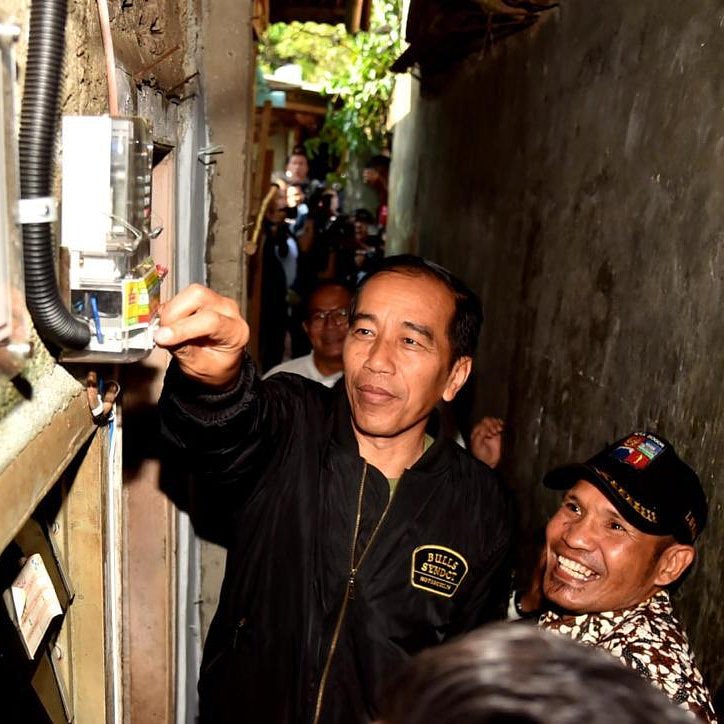 Di Jawa Barat masih ada 235.756 kk yang belum menikmati layanan listrik PLN secara langsung. Listrik mereka ambil dari tetangga, dengan tarif hingga Rp60 ribu/bulan.

Sinergi 34 BUMN telah membiayai sambungan listrik bagi 60.798 kk. Targetnya, 100.000 kk akhir Desember 2018 ini.