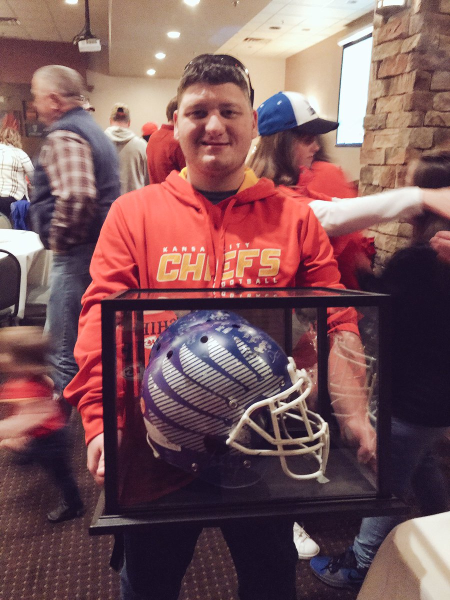 MrBlueJay_LHS's tweet photo. @MrBlueJay_LHS pretty proud of my silent auction purchase tonight at the Special Olympics fundraiser!!  I LOVE BEING A BLUEJAY!!!  Thank you to all that contributed items and came to support our SO teams.  @LHSBlueJays @JaysFootball @tbremer85 https://t.co/JzMvz0p06U