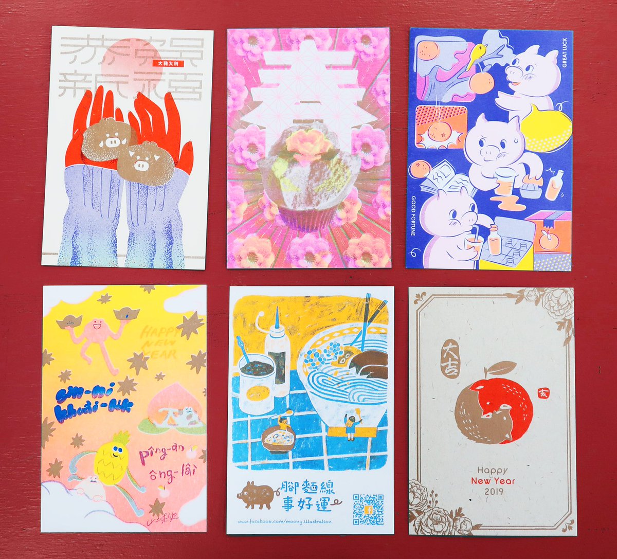 Surutoco 台湾年賀状大漂流 展示販売中の170種類の中から 食べ物モチーフのおいしそうな年賀状をご紹介 マフィンのようなものや みかん パイナップル そして麺 台湾での縁起物や お正月の風景を垣間見れるのが面白いですね 展示は約２週間開催