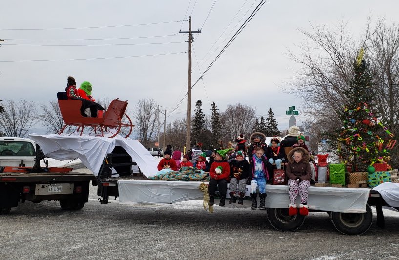 KatiePrice05's tweet photo. So thankful for everyone involved in making todayโs parade a success!Appreciative of every volunteer hour, every donated dollar & of every person who stood in the cold to cheer for the participants and their creative floats!! #smalltownsdoitbetter #ffsanta @HeatherAnn6040 https://t.co/RNXQjqjLdn