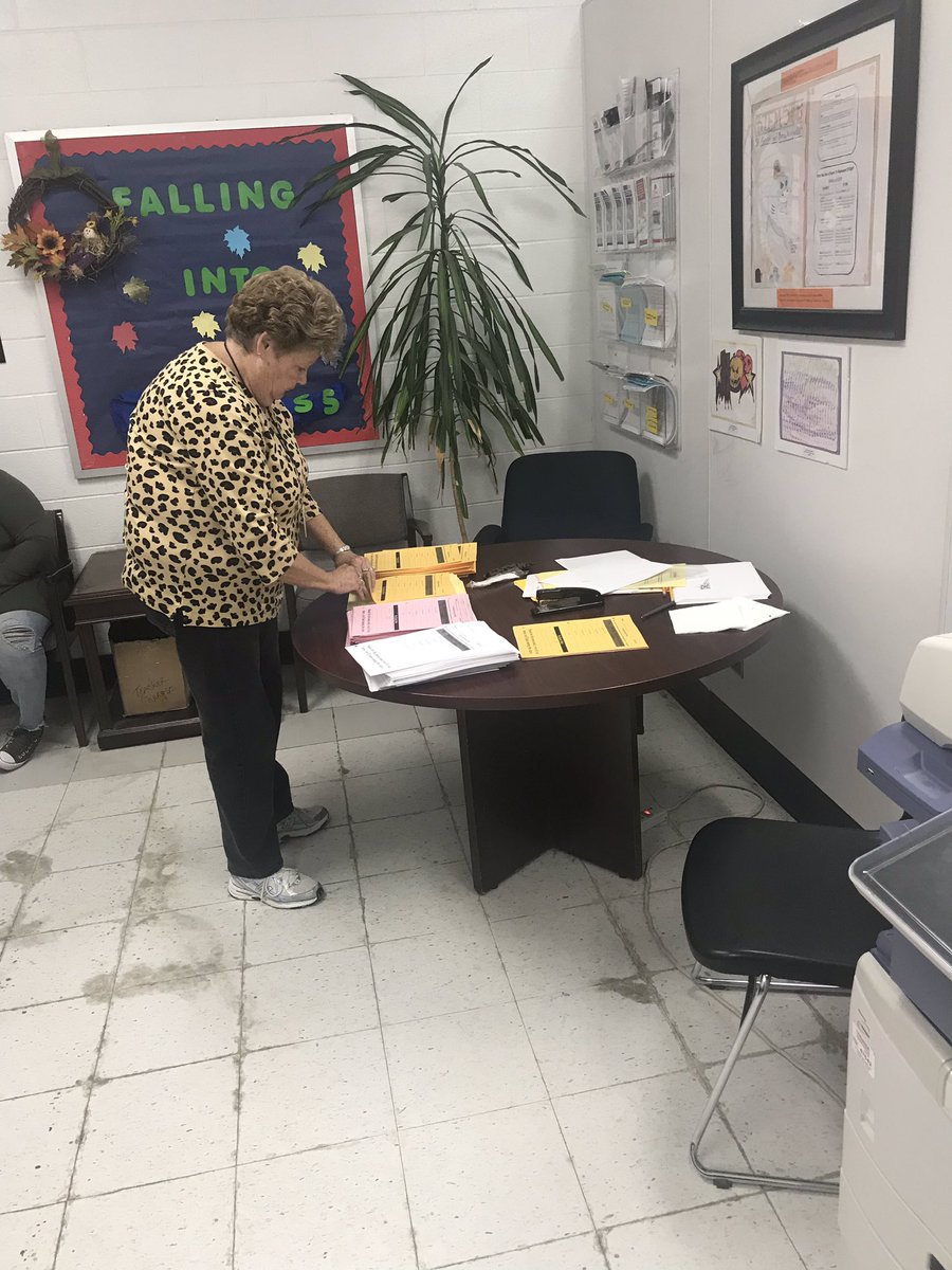 SmoovKris's tweet image. Here’s a shout out to Pam Grissom for volunteering with our BYTE-ing @StemEHS! It really takes a village to educator our scholars. Thanks for hanging w/ us! #STEMSharksBYTE #TeamSTEM #STEMulatingMinds #VANCECoProud #VCSBetterTogether2018 #VCSNoExcuse #VCSBelieveIt @VanceCoSchools