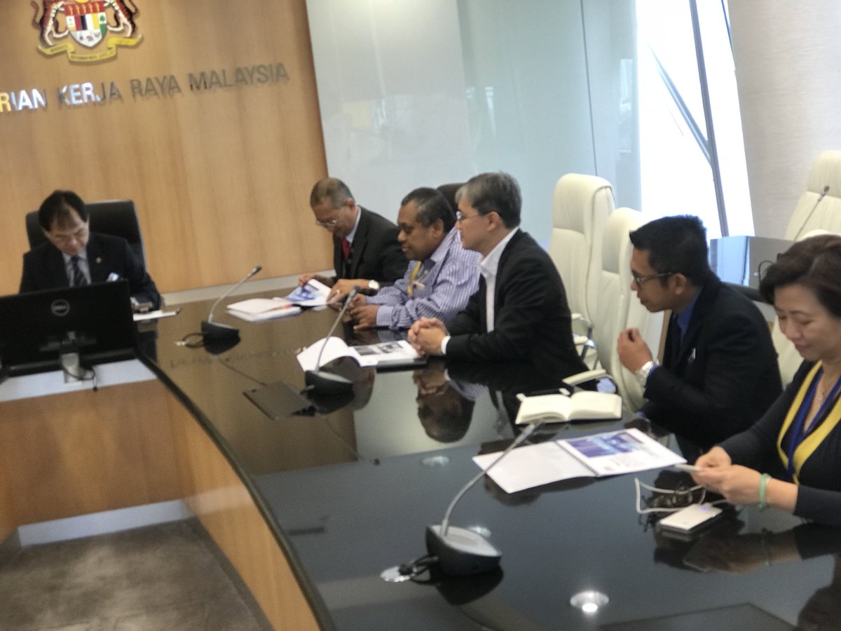 norehamohd's tweet image. YBM @MOWorks @baru_bian talking to ITS Malaysia #IntelligentTransportSystem @HjAnuarTahir @ZohariAkob @abdulrazak5559 @JKRMalaysia @LLMrasmi @CIDBMALAYSIA1 @RoslanMdTaha @LLMKP @MeShuhaimi @zakhir69 @nyonyacyber @paktarm @ownbest777 @FajIsmail