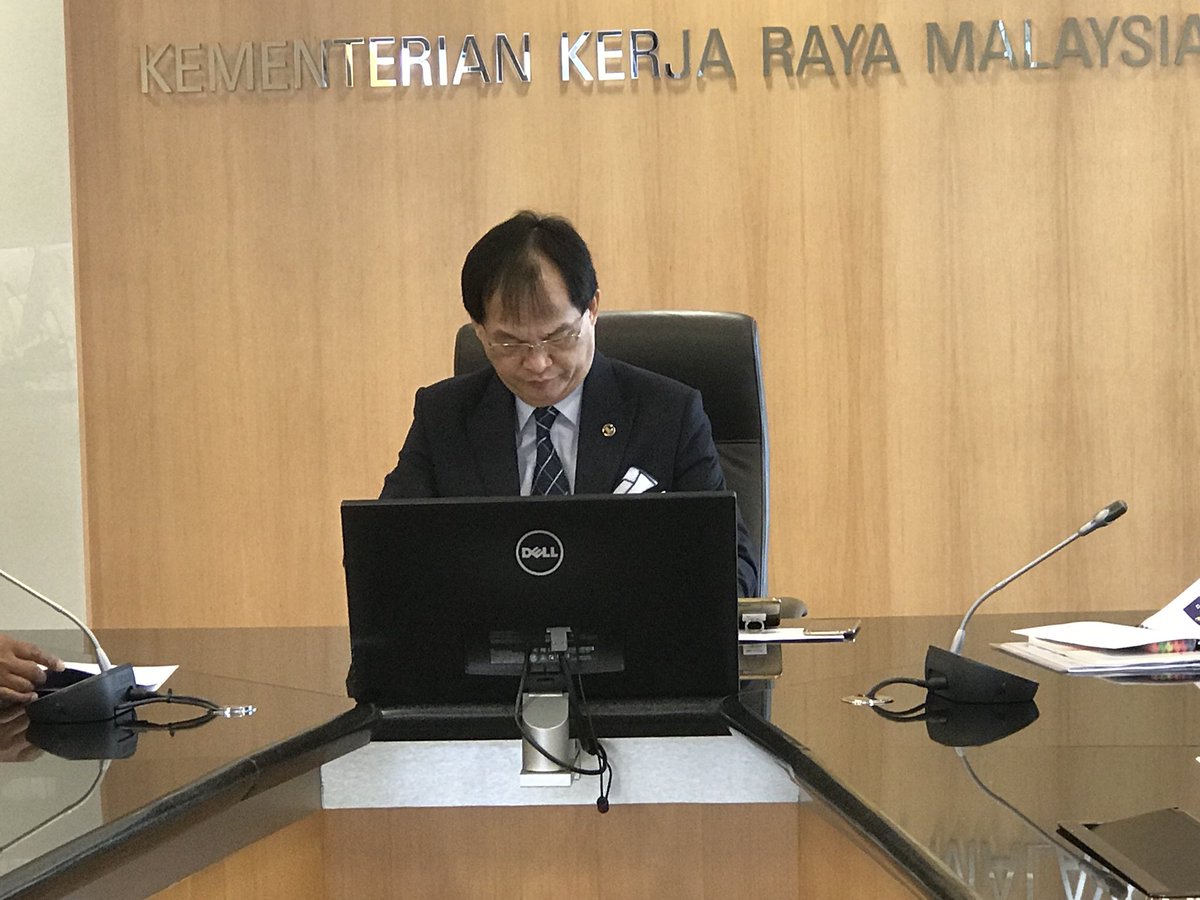 norehamohd's tweet image. YBM @MOWorks @baru_bian talking to ITS Malaysia #IntelligentTransportSystem @HjAnuarTahir @ZohariAkob @abdulrazak5559 @JKRMalaysia @LLMrasmi @CIDBMALAYSIA1 @RoslanMdTaha @LLMKP @MeShuhaimi @zakhir69 @nyonyacyber @paktarm @ownbest777 @FajIsmail