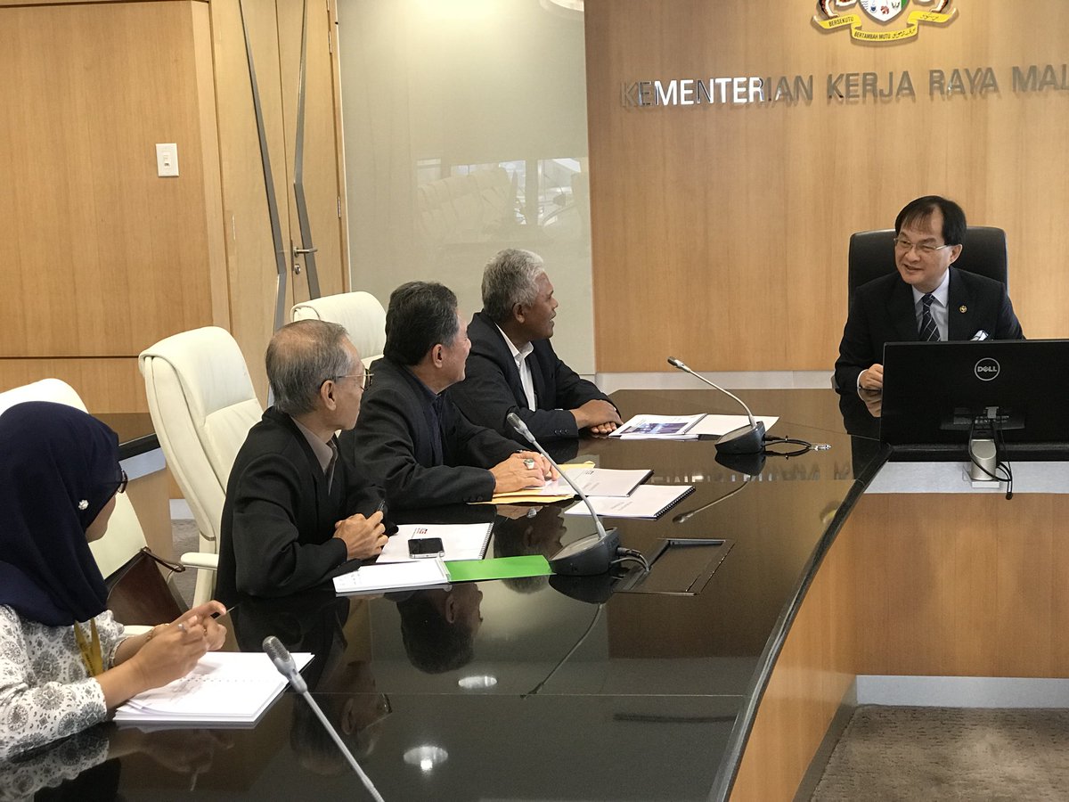 norehamohd's tweet image. YBM @MOWorks @baru_bian talking to ITS Malaysia #IntelligentTransportSystem @HjAnuarTahir @ZohariAkob @abdulrazak5559 @JKRMalaysia @LLMrasmi @CIDBMALAYSIA1 @RoslanMdTaha @LLMKP @MeShuhaimi @zakhir69 @nyonyacyber @paktarm @ownbest777 @FajIsmail