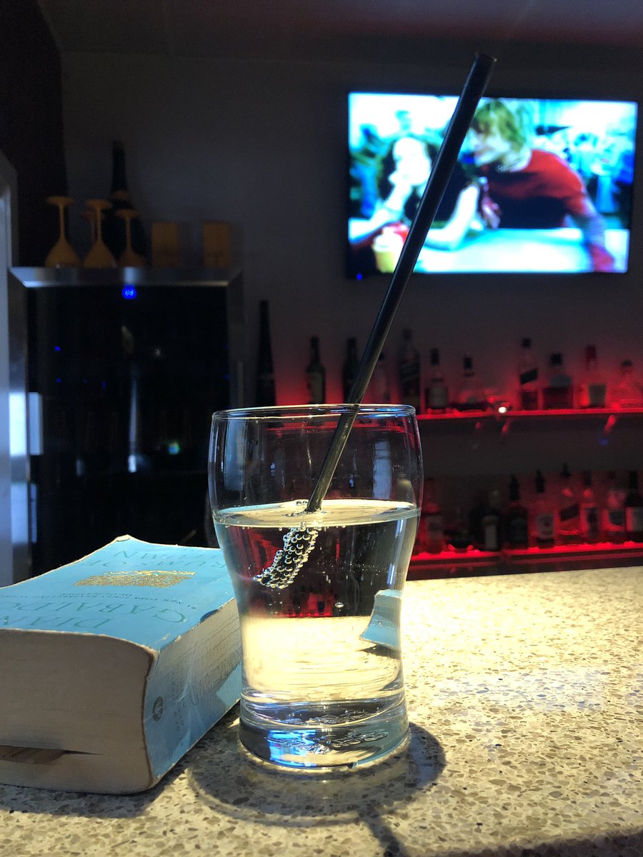 ImogenRaexx's tweet photo. Come treat yourself to a drink @ at the bar with me 😘 #mondayssuck #beers #and #darts #hookers #escorts #langtrees #langtreesofcanberra #bars https://t.co/NdEBclrZQM