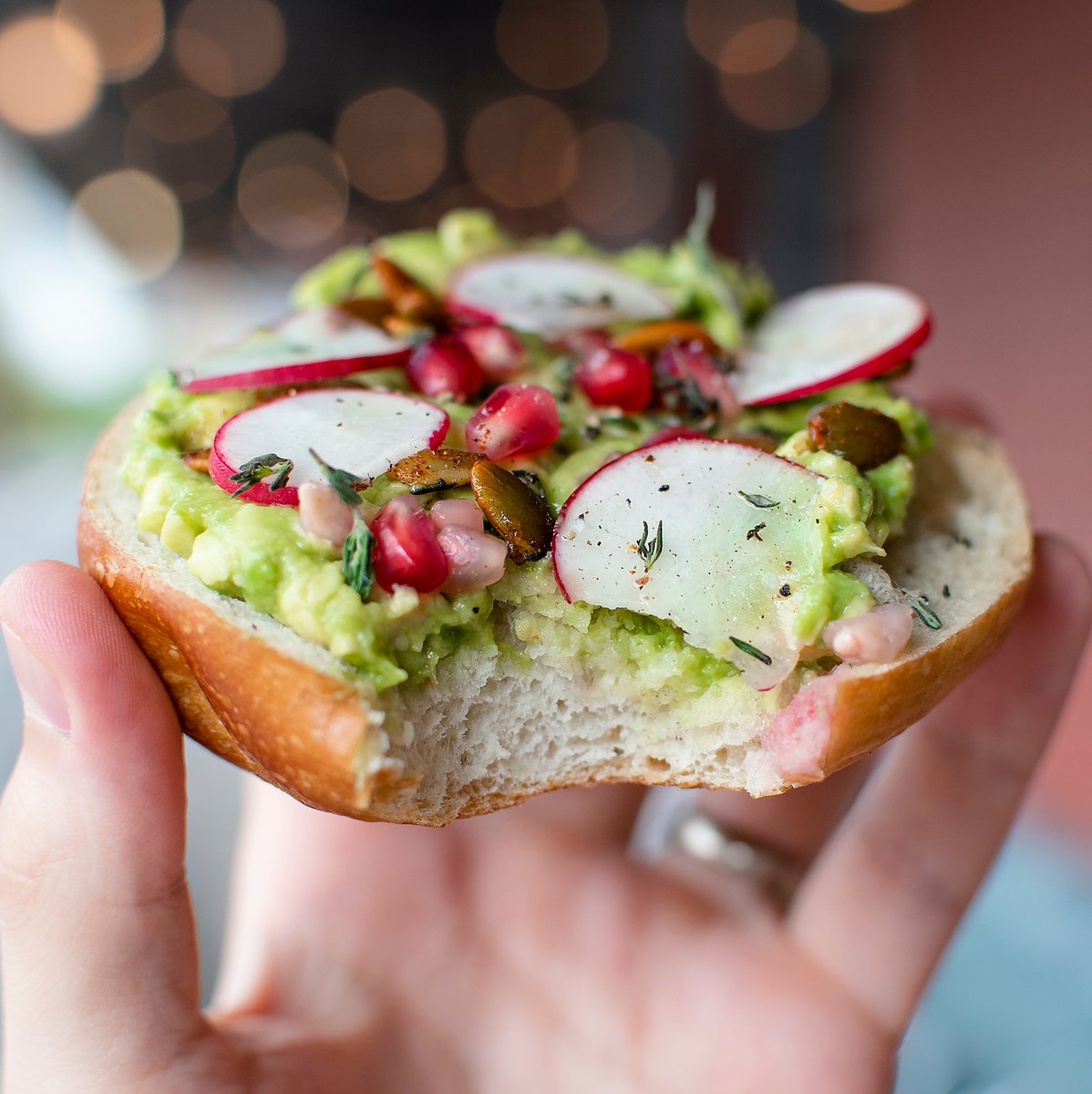 munchaustin's tweet photo. 🥑 The open-faced Avocado Sandwich (Bagel) from the Brew &amp; Brew! Avocado, cracked pepper &amp; sea salt, topped with radish, fresh thyme, spicy pepitas, pomegranate seeds, and a squeeze of lemon!! 👌 https://t.co/y3Yx0dP3tw