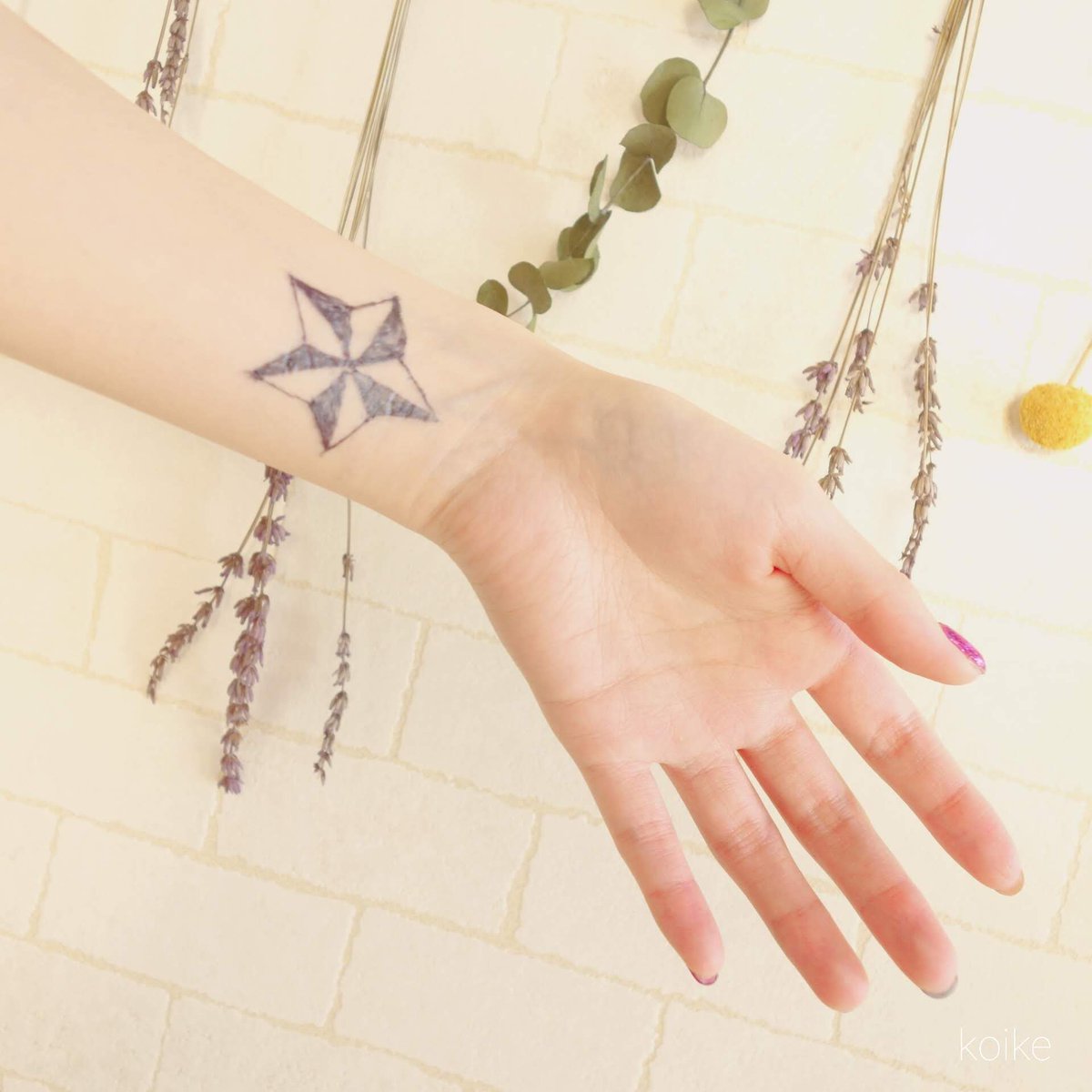 Jaguabaseの中の人 ジャグアタトゥーサロン東京名古屋京都 フェイクタトゥーサロンgleaimlleの店長です フェイク タトゥーとはいえタトゥーだから痛いんでしょ とよく聞かれますが全く痛みはないんです 写真のように細いペンを肌に当てて絵を描くので