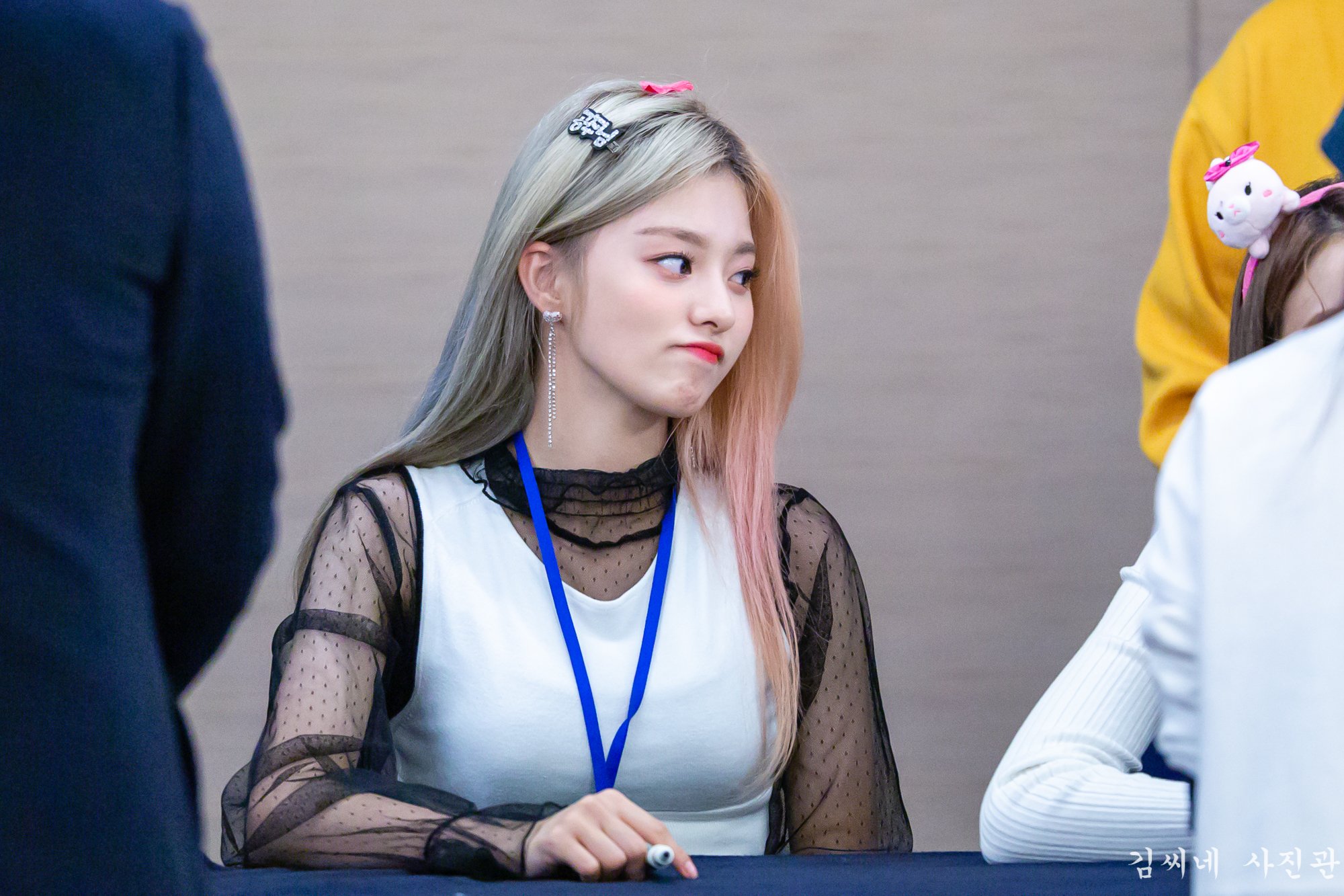 DtdepOiUwAAk8vN.jpg:large