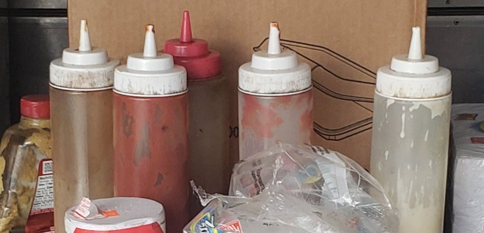 OnBlast19's tweet image. Whose grading these food trucks?! I notified the owner of it's unsanitary implements and two weeks later I revisited the site. Here are my findings: #dirtyfoodcarts #gradeF  #healthhazard #foodpoison #238thBroadway @HHSGov @HealthNYGov @fox5ny @nyc311 @PIX11News @News12BX