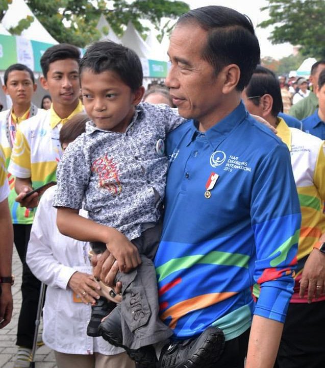 Bertemu Mukhlis Abdul Holik, bocah 8 tahun, yang sehari-hari bersekolah di SDN X Cibadak, Sukabumi, dengan merangkak sejauh 3 km. Ia bercita-cita jadi pemadam kebakaran.

Tekad Adul untuk maju dan bermanfaat bagi orang lain tak berkurang sedikit pun karena keterbatasan fisik.