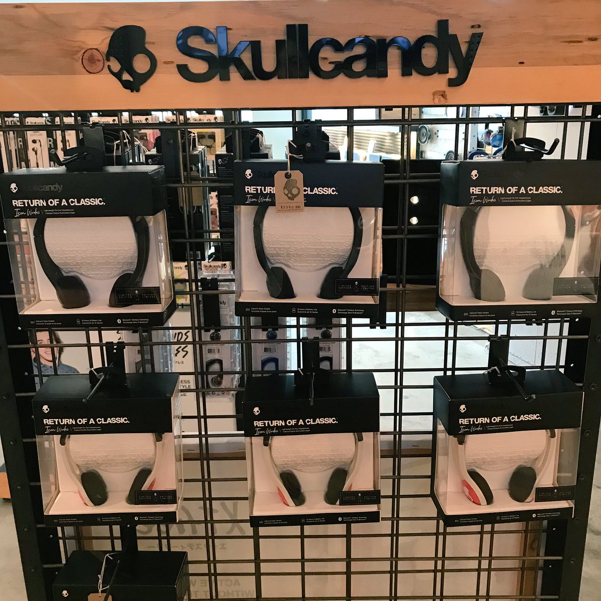 SkullcandyTokyo's tweet photo. 本日もスカルキャンディー東京店元気に営業しております☺️🎶

スノーボーダー🏂やスケーターから
大人気の #Iconwireless をご紹介‼️

・連続10時間再生
・曲げても折れない柔軟性

サイズも小さめなのでとてもコンパクト🙆‍♀️

スポーツのお供ににいかがですか？😉
#Skullcandy #FeelSkullcandy https://t.co/JmUElMBToc