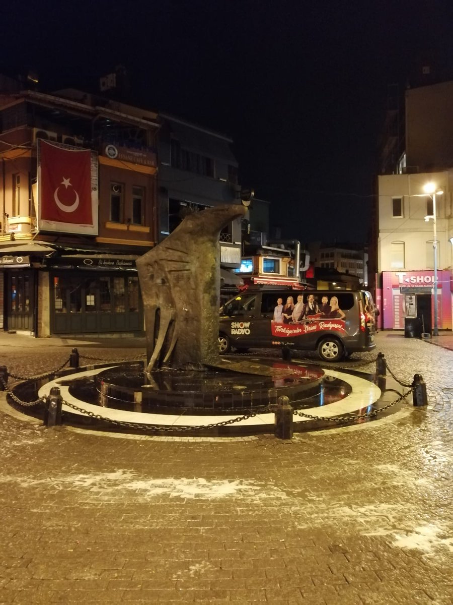 Beşiktaş'tan günaydın ☀️
Bugün 07.00-09.00 Evinizin Oğlu <a href="/muratguloglu/">Murat Guloglu</a> 10.00-12.00 <a href="/yoncabaygin/">yoncik</a> 🍀 ve 14.00-16.00 <a href="/Hakandemirr/">hakandemir</a> ile Cafe Show 🍵 Beşiktaş Kartal Heykeli' nin önünden canlı yayında!
Dinleyicilerimize <a href="/krmzkedikitap/">Kırmızı Kedi Yayınevi</a> ve <a href="/cinaryayinevi/">Çınar Yayınları</a> 'nden kitaplar hediye ediyoruz.