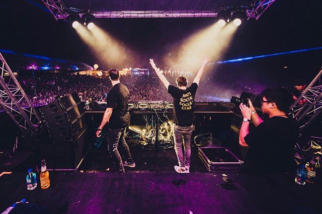 heyitsadrianlee's tweet photo. Weekend getaway with @wandwmusic @zouksingapore .
.
.
.
.
#photosbyadrianlee #photooftheday #justgoshoot #createcommunes #wonderful_places #hypebeast #stayandwander #instagoodmyphoto #cityunit #bestvacations #worldnomads #visualambassadors #exploretocrea… https://t.co/kopvLbTLp4 https://t.co/mM121AbGJU