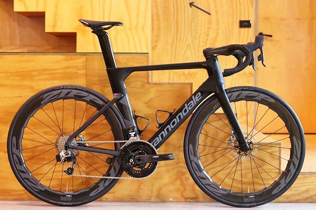 bikegallerymelb's tweet image. Always a good way to start the week! The first of our Cannondale SystemSix #bgcustombuilds with Sram E-Tap Hydro and Zipp NSW 454’s! 🔥🚲
.
.
.
.
.
#ridecannondale | #systemsix | #cannondale | #newbikeday | #sramroad | #zippspeed | #quarq | #aero | #ba… ift.tt/2rqm2Al