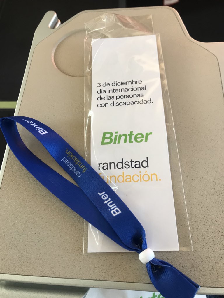 adrianbarrosop's tweet photo. Bonito detalle de @BinterCanarias y @Randstad_es por el #DiaInternacionalDiscapacidad . Por un mundo más igualitario💙 https://t.co/Z8dxKlp5qR