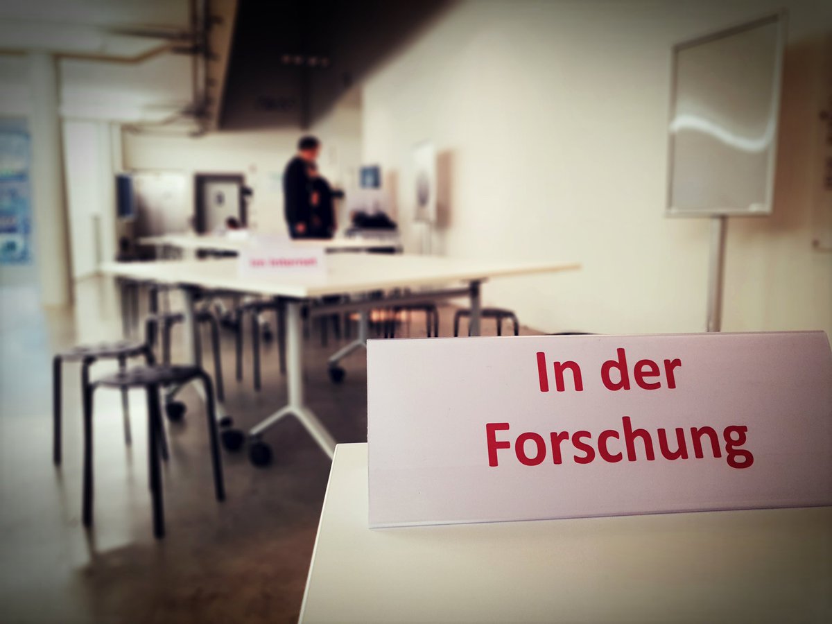 dmdmuc's tweet image. Konzentriertes Tischerücken damit jede*r im ausgebuchten Workshop auch Platz findet. In 2h geht es los! #digimus #museum #DasDigitaleObjekt2018