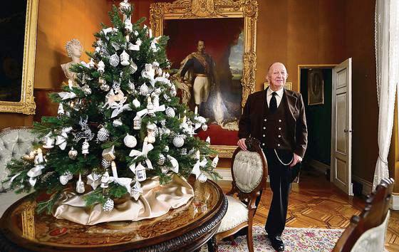 streumeyer's tweet image. Das Adventserlebnis der anderen Art!
Fein, festlich, funkelnd – so präsentiert sich das #Napoleonschloss #Arenenberg! 
Weihnachtliche Führungen, eine handgefertigte Santons-Krippe &amp;amp; kaiserlich-kulinarisch Köstlichkeiten! -23.12. ThurgauBodensee …