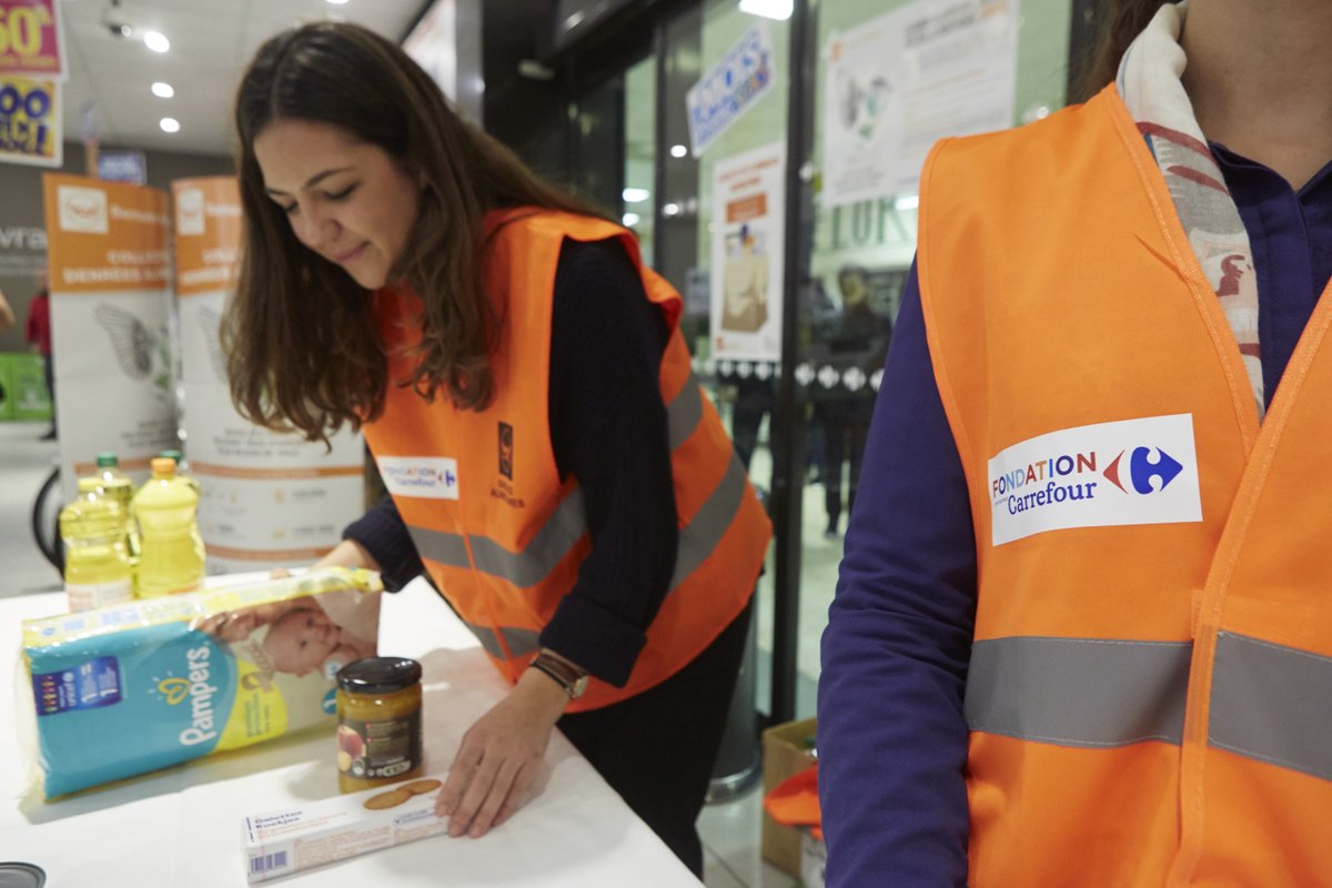 BovanderPutten's tweet photo. We thank all our volunteers, customers and employees for the efforts made in favor of world’s poorest people #ActForFood #Solidarity #WeAreFood #Transitionalimentaire #Food #Foodwaste #organicfood #health #datafood #agrifood #bio https://t.co/W8UMnoESMU