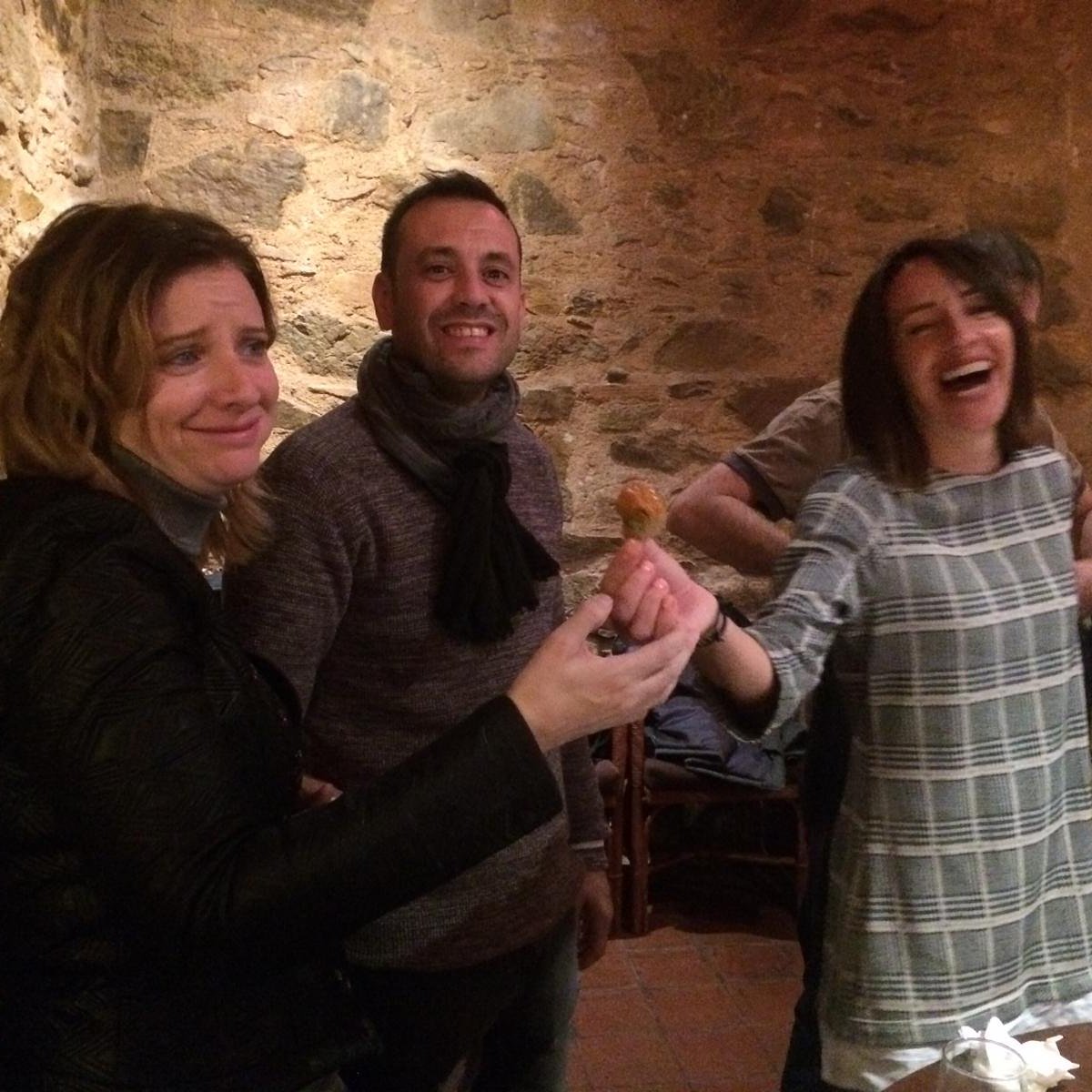 gemitate's tweet image. Brindemos con una alcachofa, que en Nochevieja ya bridaremos con lo que toca😂😂😂#elyingyelyang