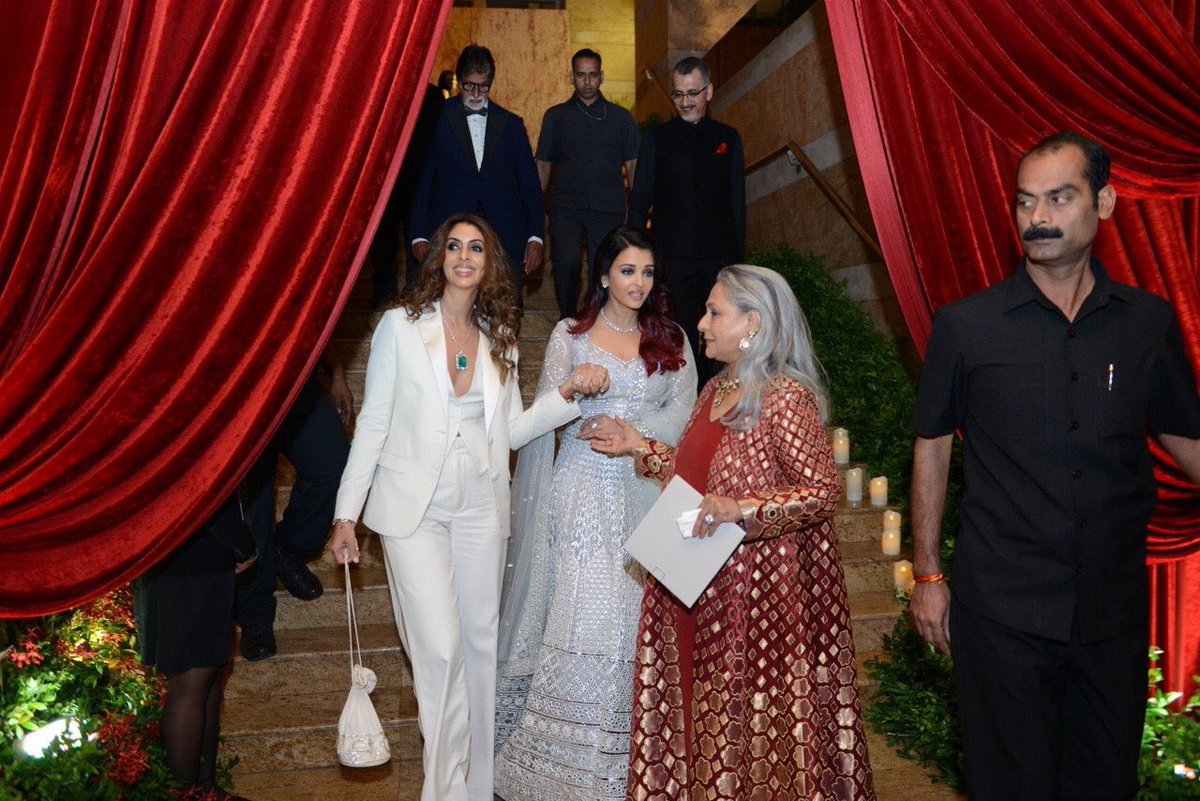 TheAishwaryaRB's tweet photo. Inside #DeepVeerKiShaadi recption https://t.co/zsGXcEWRCh