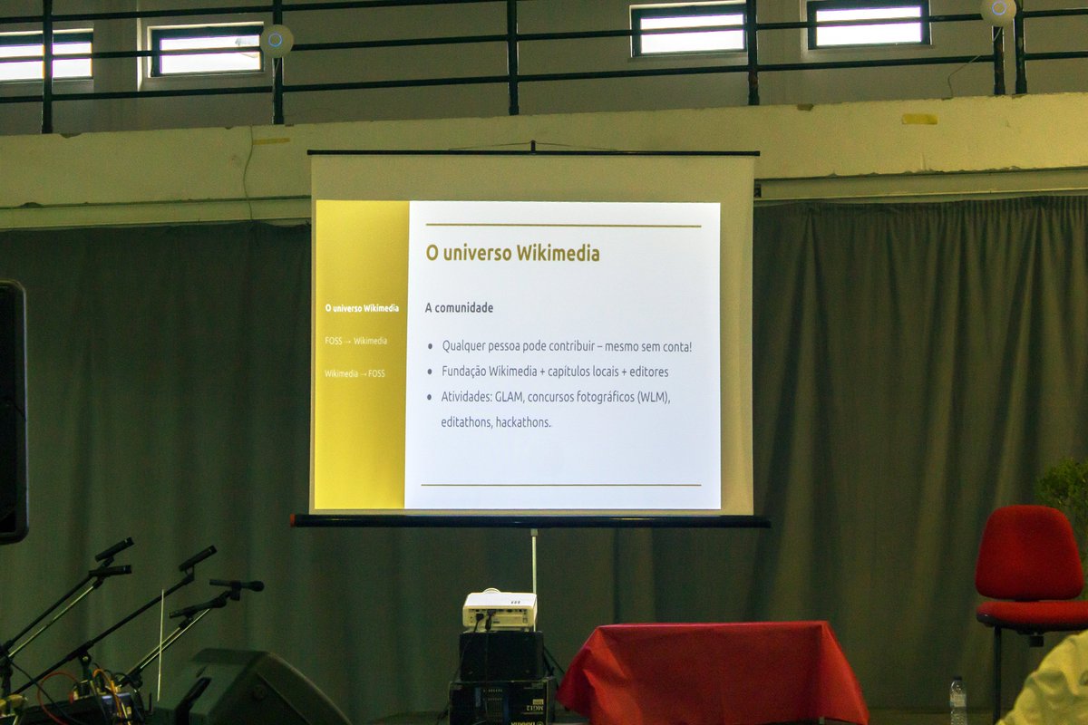 wikimediapt's tweet photo. .@waldyrious da @wikimediapt na @fslmoita2018 Fotos de Redpill 87 [CC BY-SA 4.0 (https://t.co/DYiwiFjH54 …)],  esta e outras fotos no @WikiCommons : https://t.co/Tl54qPNpVJ … #wmpt #wikimediapt #fslmoita2018 https://t.co/KrUW5ODBY8