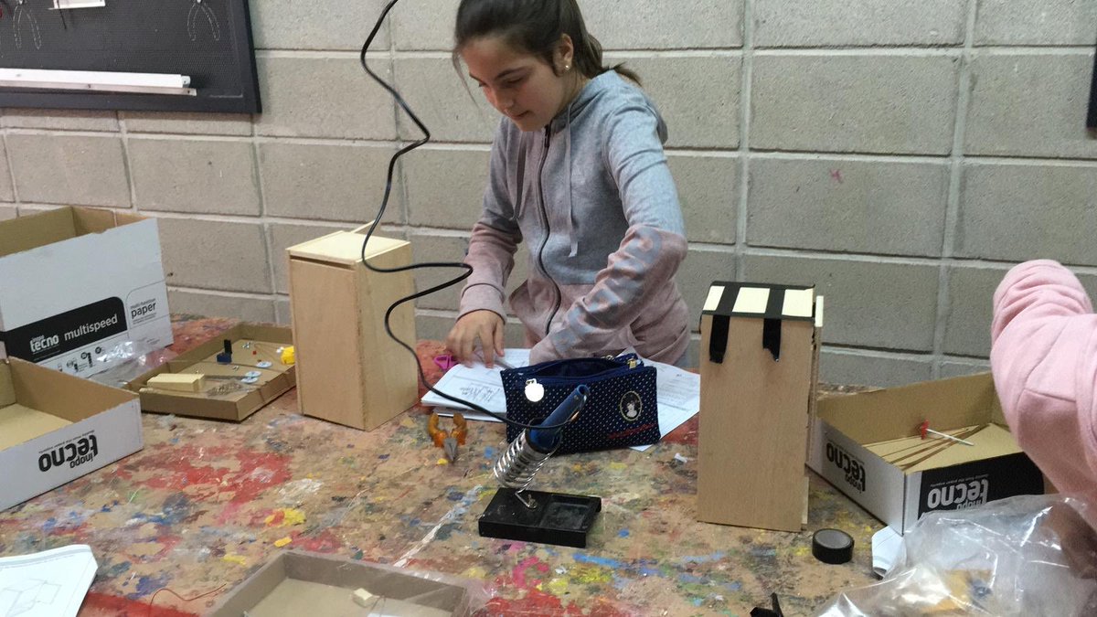 AulaSta's tweet photo. 5 día de taller de tecnología creativa! A soldar!! https://t.co/wpIhuiAdRL