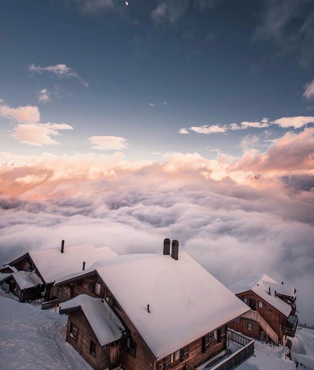 weekngo's tweet photo. #photodelasemaine ☁️Parfois il suffit de regarder la vie sous un autre angle, pour en percevoir la beauté... #weekngo https://t.co/mWKZ43tVEM
