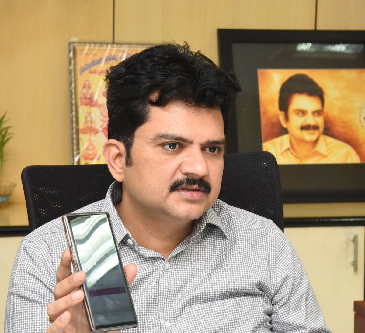 DEOSRD's tweet photo. తేది 07-12-2018 రోజున జరుగు శాసనసభ ఎన్నికల ప్రక్రియను ఎప్పటికపుడు
పరియవేక్షిచుటగాను  తేది 02-12-2018 రోజున జిల్లా కలెక్టర్ ఎ౦.హనుమంత రావు గారు
కల్లెక్టరేటే సిబందితో అత్యవసర సమావేశం నిర్వహించి తగుసుచనలు జారి చేసినార #SangareddyDistrict. https://t.co/2sTQOITiLW