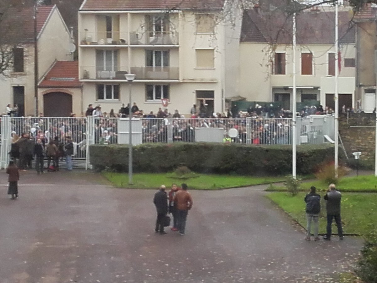 LePitooresque's tweet photo. Ça s'embrase au Lycée #LeCastel de #Dijon. Des pétards sont lancés. #GiletsJaunes https://t.co/vc9u7wo81Y