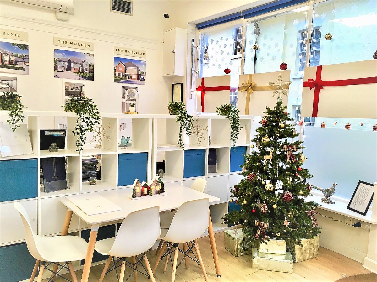 Happy Monday! #christmas has arrived here at Amherst homes!
#christmastree #december #localbusiness #localpeople #buildinghomes #buildinghouses #construction #teamwork #homesforsale #lovewhatwedo #essex #cambridgeshire #hertfordshire #savills #mullucks