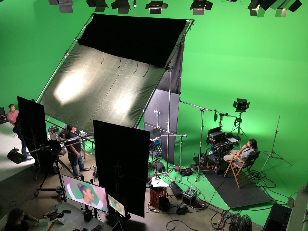 GreeneryStudios's tweet photo. Some ringlight action 🎬@GreeneryStudios 
#greenerystudios #greenscreen #greenscreenmagic #greencyc #filming #moviestudios #bts https://t.co/IMwZAArEhr