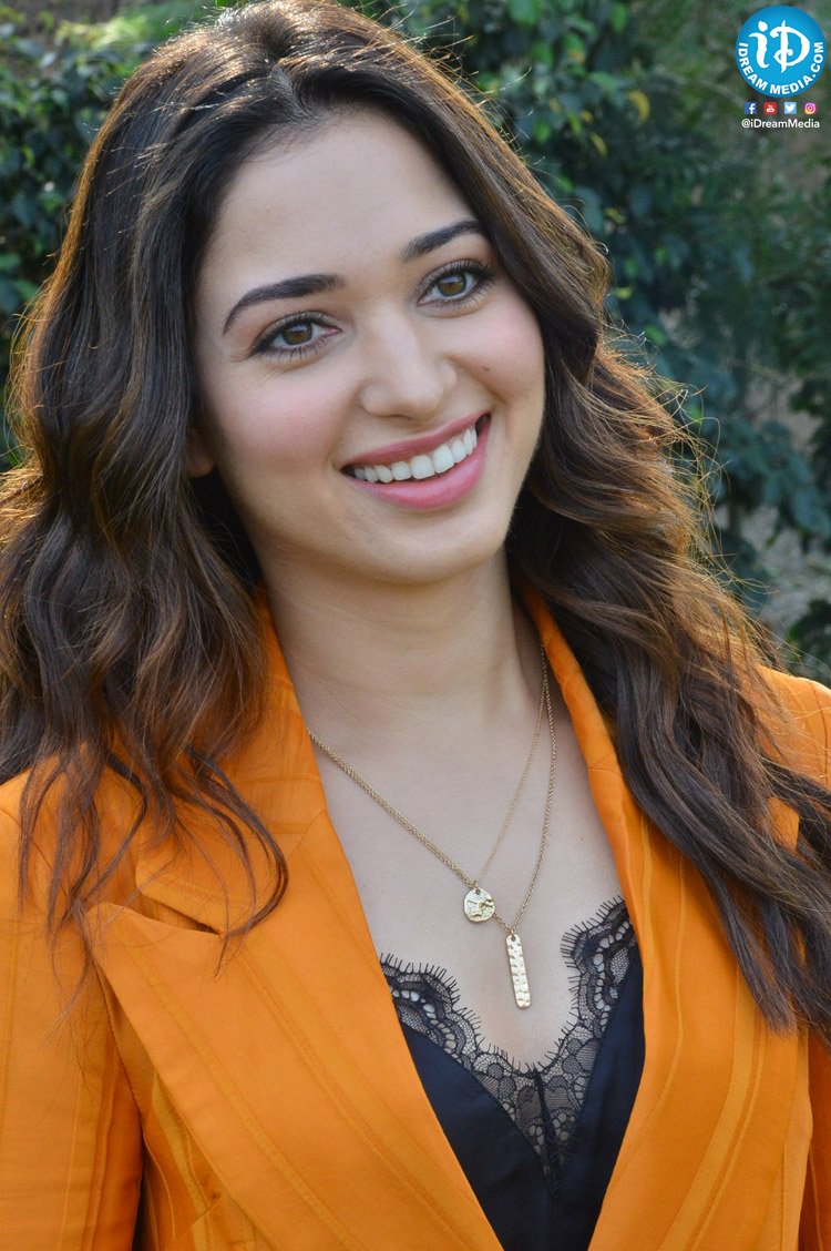 iDreamMedia's tweet photo. .@tamannaahspeaks looks stunning in this outfit while promoting her upcoming film #NextEnti!!
#Tamannaah #NextEntiOnDec7th #TollywoodActress #iDreamMedia
Subscribe to https://t.co/dOHgmdmhFZ https://t.co/9uyMrg714H