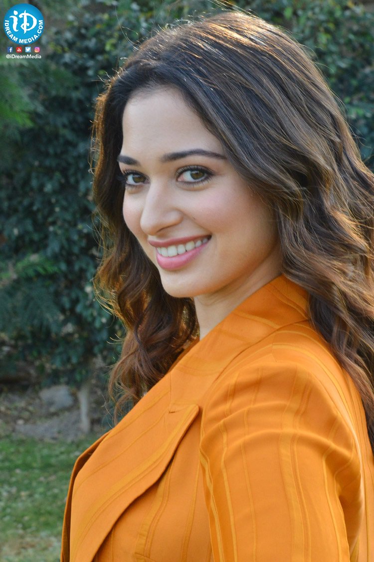 iDreamMedia's tweet photo. .@tamannaahspeaks looks stunning in this outfit while promoting her upcoming film #NextEnti!!
#Tamannaah #NextEntiOnDec7th #TollywoodActress #iDreamMedia
Subscribe to https://t.co/dOHgmdmhFZ https://t.co/9uyMrg714H