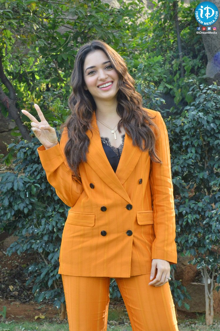 iDreamMedia's tweet photo. .@tamannaahspeaks looks stunning in this outfit while promoting her upcoming film #NextEnti!!
#Tamannaah #NextEntiOnDec7th #TollywoodActress #iDreamMedia
Subscribe to https://t.co/dOHgmdmhFZ https://t.co/9uyMrg714H