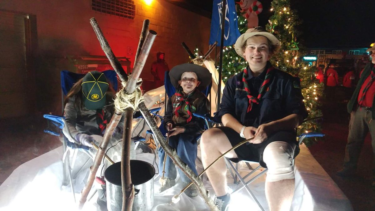 1stHaney's tweet image. Check out our #paradefloat with the #bigdipper, smoking #campfire and #canoe in tow! Great turnout #MapleRidge @scoutscanada @MapleRidgeNews