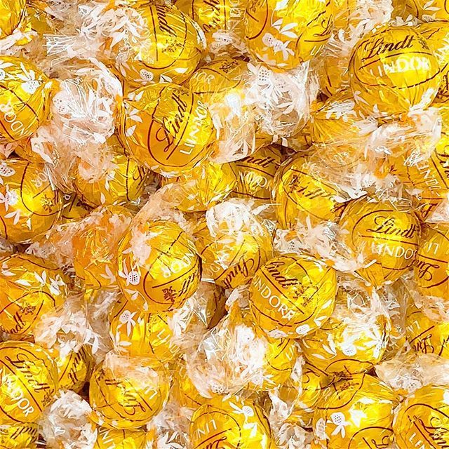 jgoode's tweet photo. ‘Tis the season for all the sweets! What’s your go to treat for the holidays?
👉 Every day it’s something different for me, but #lindtchocolate is  a good choice. I always grab a few at the checkout counter at Michaels. 😉
👉 Day 2 #somethinggold #eyeca… https://t.co/qAYz8E0unL https://t.co/Z1zulB4iIQ