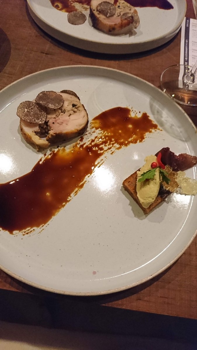 wine__salon's tweet photo. 次のペアリングは、バロティーヌ　エスプレッソとバルサミ��のソース と熟成メルロのコク
フォアグラムース　パンデピス　バニュルス風味のイチジク　貴腐ワインのジュレとゲべルツのスパイシーな甘み
文句なしのマリアージュ
#ワイン会  #フォアグラ #SERENDIPITY #ゲべルツトラミネール #TEPATOMOKA https://t.co/8SAVCFHLuJ