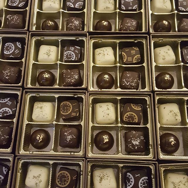 TickTockChoc's tweet photo. Lots of orders going out! Did you know we now take online orders?
#waltham #goreplace #somerville #ticktockchocolates #chocolates #truffles #bonbons #thankyou #ilovewhatido #watchcity https://t.co/bvl1JH8Goy https://t.co/I0l6K10S60
