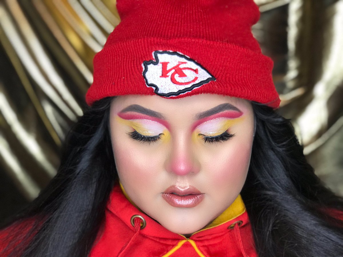MareenaLunah_'s tweet photo. Stay warm out there 🥶❄️⛄️🏈🎄
.
.
#makeup #cutcrease #kansascity #kansascitychiefs #football #makeupartist #starbucks #chiefskingdom
@Chiefs @JeffreeStar #bloodsugarpalette
#stilaliquideyeshadow @stilacosmetics
@hudabeauty #electricobsessions
@velourlashes
@Starbucks https://t.co/XFT5lSWAmw