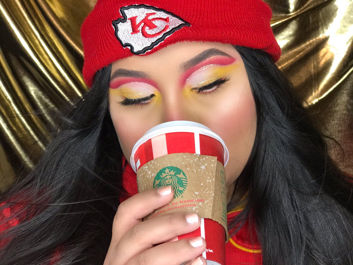 MareenaLunah_'s tweet photo. Stay warm out there 🥶❄️⛄️🏈🎄
.
.
#makeup #cutcrease #kansascity #kansascitychiefs #football #makeupartist #starbucks #chiefskingdom
@Chiefs @JeffreeStar #bloodsugarpalette
#stilaliquideyeshadow @stilacosmetics
@hudabeauty #electricobsessions
@velourlashes
@Starbucks https://t.co/XFT5lSWAmw