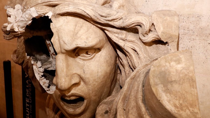 spiegelonline's tweet photo. Nach Ausschreitungen in Paris: Hunderttausende Euro Sachschaden am Triumphbogen https://t.co/Cp4ijijoq2 https://t.co/c1xfa2vtw0