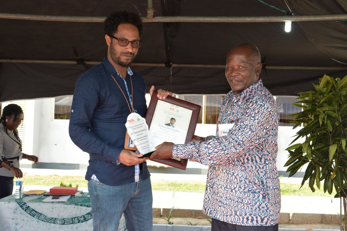 IITA_CGIAR's tweet photo. What a successfull #P4DWeek 2018!
Congratulations 👏👏👏to 2017 #Awards for Excellence Winners:
1⃣Outstanding Scientist: Tahirou Abdoulaye
2⃣Most Promising Young Scientist: Tesfamicheal Assfaw
3⃣Outstanding Publication: Christopher Mutingi
4⃣Oustanding Support Staff: Linda Barasa https://t.co/5mtkLouTuu