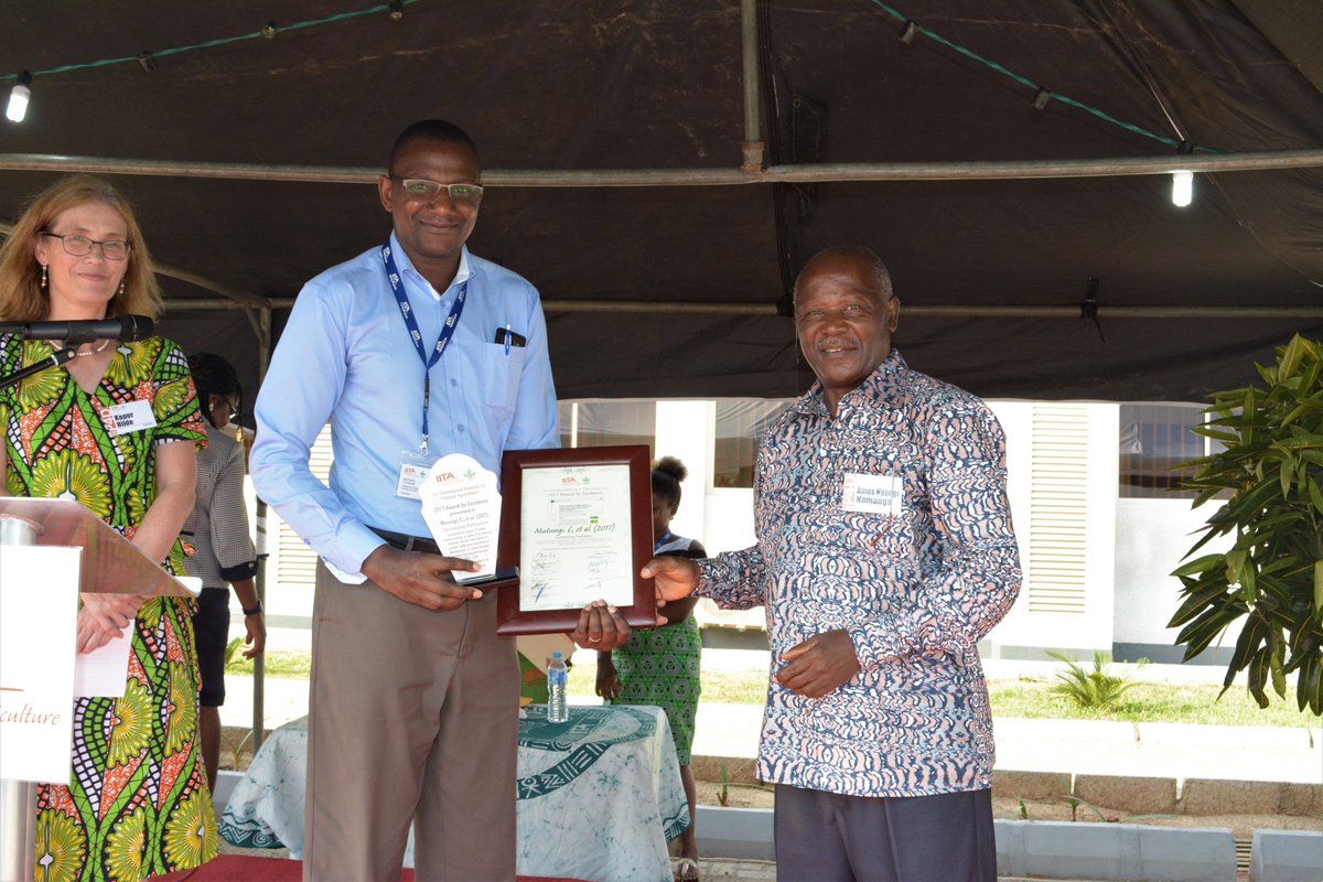 IITA_CGIAR's tweet photo. What a successfull #P4DWeek 2018!
Congratulations 👏👏👏to 2017 #Awards for Excellence Winners:
1⃣Outstanding Scientist: Tahirou Abdoulaye
2⃣Most Promising Young Scientist: Tesfamicheal Assfaw
3⃣Outstanding Publication: Christopher Mutingi
4⃣Oustanding Support Staff: Linda Barasa https://t.co/5mtkLouTuu