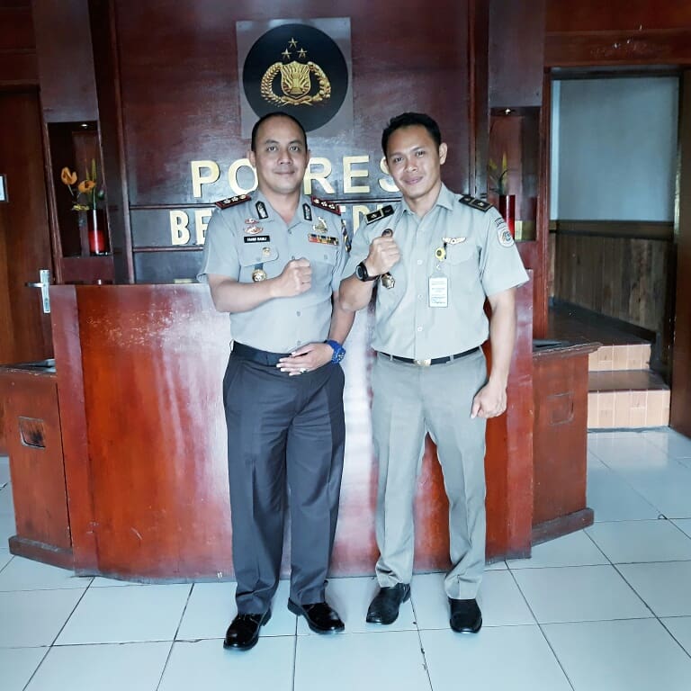 arinaldi0333's tweet photo. Bersama bpk Kapolres Bener Meriah. AKBP. Fahmi Irwan Ramli,S.H,S.I.K,https://t.co/ygGkVpIngh
#duakomandosatutujuan
#bersinergi #kerjabersama #bpnkinilebihbaik #senangmemudagkan
@djalil_sofyan 
@atr_bpnaceh @atr_bpn @PP_KaptiAgraria @loso_judijanto https://t.co/Wnj97aUwS7